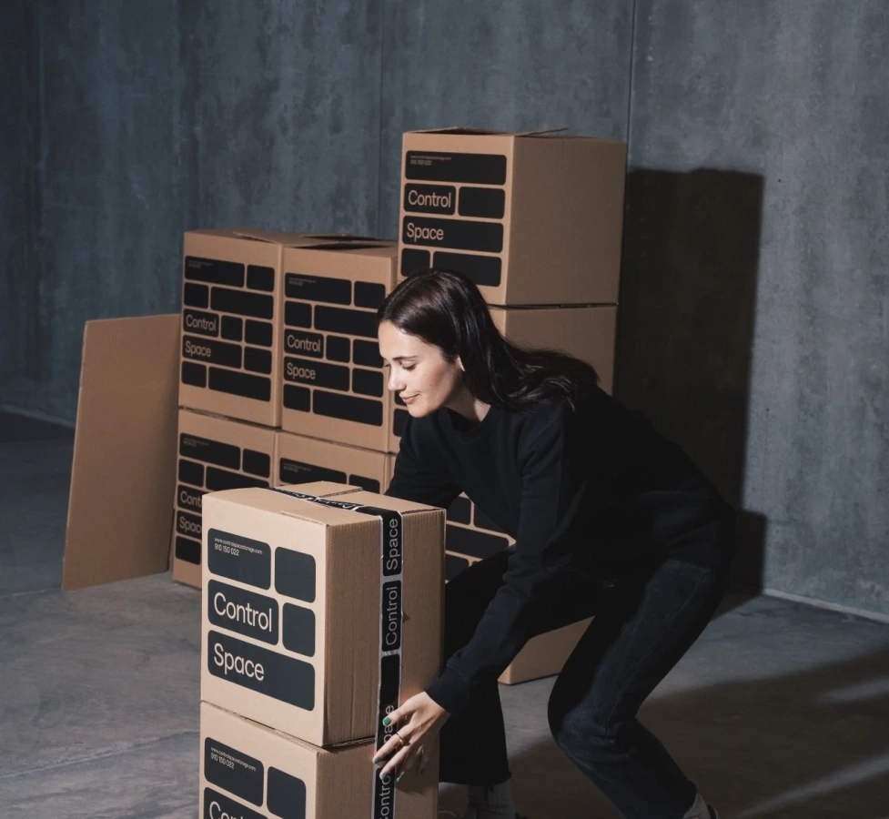 Control Space Self Storage - Menina da Caixa_compressed